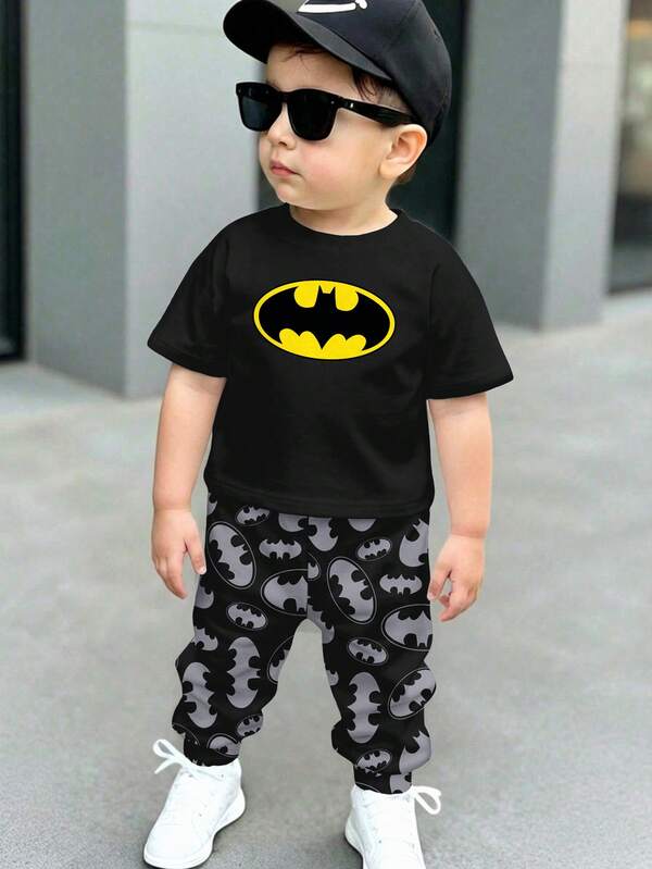 BATMAN X SHEIN 2件套男童休闲宽松舒适运动风酷炫logo印花圆领短袖T恤和裤子，适合球迷，春夏款