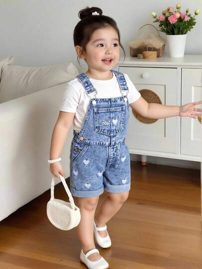 SHEIN Playful Pals Peto vaquero para niñas, nueva colección de primavera/verano, color denim lavado claro, estilo casual y lindo, dobladillo con bordado de corazón, corte ajustado, tela de denim de algodón cómoda, adecuado para uso diario, escuela, transporte