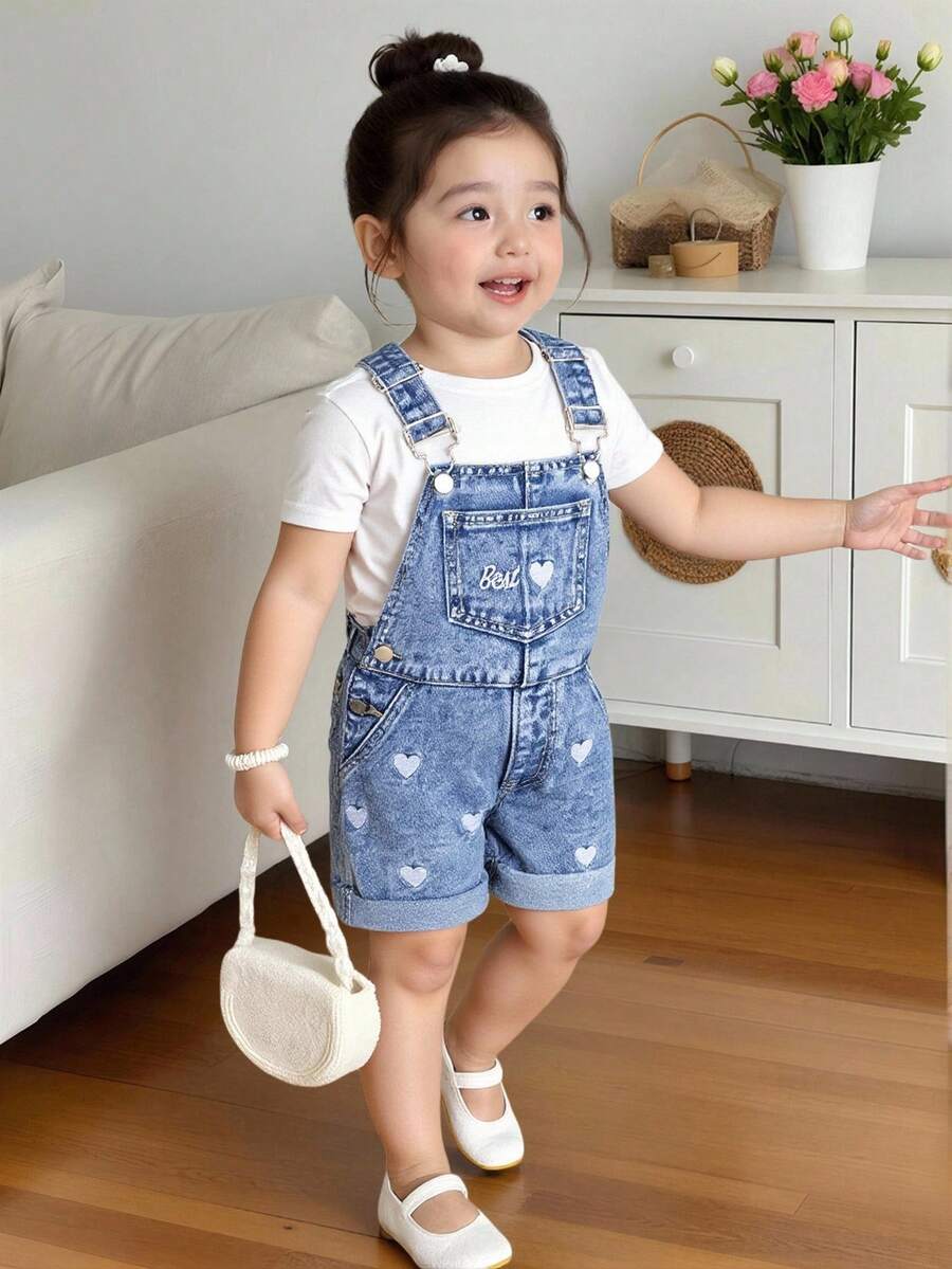 SHEIN Playful Pals 女童牛仔背带裤，春夏新款，浅色水洗牛仔布，休闲可爱风格，心形刺绣裤脚，修身剪裁，舒适棉质牛仔面料，适合日常穿着、上学、通勤。