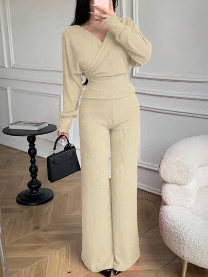 Celisse Damset med enfärgad, korsad V-ringad t-shirt och byxor, fladdermusärm, 2-delat set