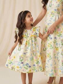 SHEIN Vintaside Kids 女童春夏新款连衣裙，梭织纹理面料，可爱兔子数码印花图案，正面蝴蝶结装饰，无袖修身A字圆领连衣裙，适合可爱、俏皮、淑女的休闲穿着，日常、上学、外出、度假、派对等场合皆宜。迷人的女童黄色碎花印花短款A字下摆复活节连衣裙，带有荷叶边细节。迷人的儿童圆领荷叶袖黄色涤纶连衣裙，可爱植物图案，宽松短款荷叶边下摆，适合春季穿着。优雅的派对连衣裙。 - 黃色 - 查看 1