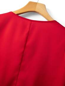 Franclia 2026新款女装：优雅通勤日常浪漫休闲办公百搭褶皱圆领3D立体花卉装饰泡泡袖短袖上衣。缎面面料，红色衬衫。优雅、时尚、休闲、通勤、商务、办公、日常休闲、百搭、都市优雅、情人节、派对、春夏穿着。红色衬衫，优雅女式红色上衣。红色缎面上衣，女士红色衬衫，女士缎面衬衫，玫瑰细节衬衫。 - 紅色 - 查看 8