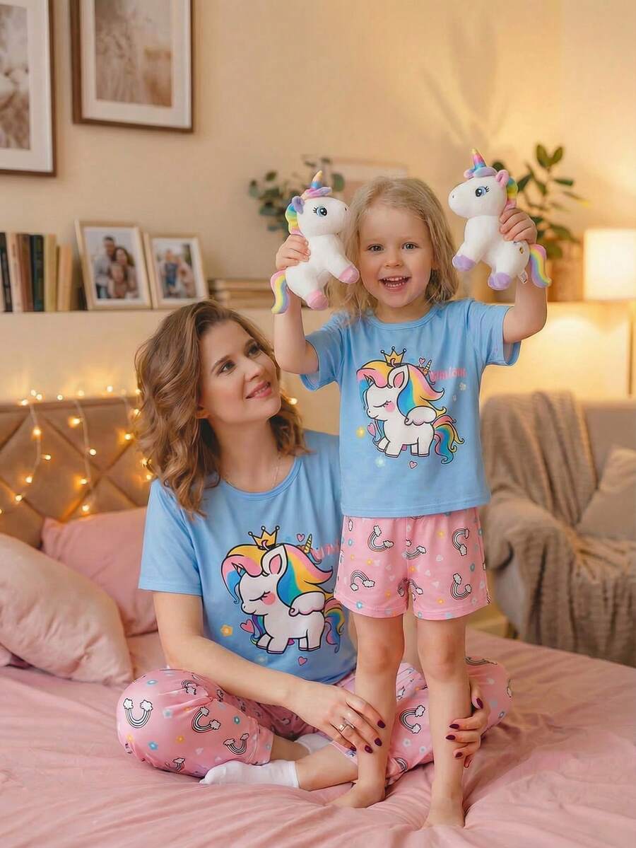 Conjunto de Pijama de Verão para Meninas Pequenas - Top de Manga Curta com Estampa de Coroa e Unicórnio em Azul Claro + Shorts com Estampa de Arco-íris e Nuvem Rosa, Estilo Princesa Fofo e Casual Solto, Roupa de Casa de Verão para Bebês com Estampa Fofa de Unicórnio Cartoon - Azul - Visão 1