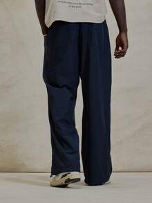 Musero Calça Pantalona de Perna Reta com Cintura Média, Detalhes de Construção em Painel, Essenciais de Inverno - Azul Marinho - Visão 4