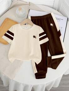 SHEIN Bộ đồ 2 mảnh cho bé trai phong cách tối giản, đa năng, cổ điển, phối màu thời trang, kiểu dáng preppy, gồm áo thun ngắn tay và quần dài in logo ngựa, thoải mái, thích hợp cho mùa xuân và mùa hè. - Nhiều màu - Xem 2
