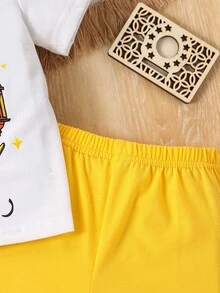 SHEIN 2件套幼儿男童星月灯笼图案圆领短袖T恤短裤套装，适合夏季、斋月装饰、斋月儿童、斋月服装、伊斯兰服装、童装、幼儿服装、婴儿套装、男婴套装，尺码6个月-3岁 - 白色 - 查看 6
