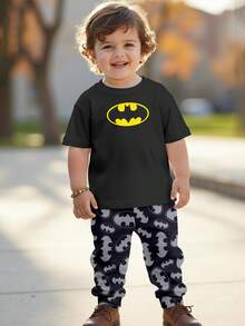 BATMAN X SHEIN 2件套男童休闲宽松舒适运动风酷炫logo印花圆领短袖T恤和裤子，适合球迷，春夏款 - 彩色 - 查看 2