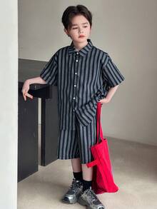 Dazy Kids Conjunto informal de verano para niño preadolescente con camisa de botones a rayas y pantalones cortos - Azul Marino - Ver 6