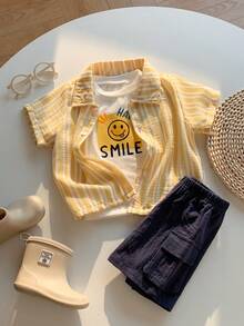 SHEIN Bộ 3 món đồ mùa hè thoải mái, dễ thương cho kỳ nghỉ - Áo sơ mi kẻ sọc vàng, áo phông trắng in họa tiết, quần short xanh dương, áo phông ngộ nghĩnh cho bé trai. - Nhiều màu - Xem 1