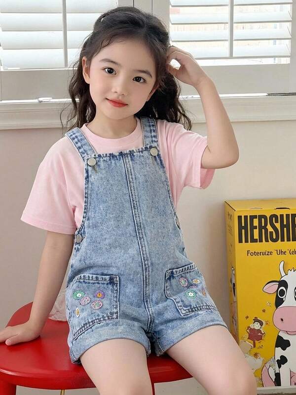 春夏新款女童牛仔背带裤/连体裤，浅蓝色牛仔背带短裤，带口袋和刺绣设计，宽松休闲裤，适合日常、上学、聚会、度假穿着。