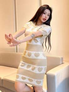 SHEIN Unity 女士爱心印花撞色圆领短袖毛衣连衣裙 - 杏色 - 查看 4