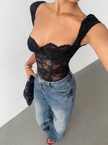 SHEIN PETITE CURVE Bộ đồ liền thân ren màu đen ôm sát, cổ tim, chất liệu ren co giãn cao cấp, thích hợp cho nữ cỡ lớn và nữ dáng nhỏ nhắn, mang phong cách lãng mạn và thanh lịch mùa hè. Quần dành cho nữ dáng nhỏ nhắn, phù hợp với phụ nữ nhỏ nhắn. Cạp cao giúp bạn trông thon gọn và dài chân hơn, phù hợp với phụ nữ dáng nhỏ nhắn. Thích hợp cho mọi mùa và mọi dịp, phù hợp cho nữ dáng nhỏ nhắn. Áo tank top mùa hè, trang phục mùa hè, trang phục nghỉ hè, áo tank top dài mùa hè cho nữ, trang phục mùa xuân, áo tank top, áo tank top thường ngày, áo tank top cạp cao giúp thon gọn cho mùa hè, quần dự tiệc thanh lịch cho nữ, quần thanh lịch dự tiệc, quần thanh lịch cho quý cô, trang phục nghỉ mát cho nữ, trang phục nghỉ lễ cho nữ, trang phục nghỉ hè, trang phục du lịch mùa hè, trang phục lễ hội, trang phục lễ hội cho nữ năm 2026, trang phục lễ hội cho nữ 2026, quần áo lễ hội cho nữ, trang phục lễ hội cho nữ. - màu đen - Xem 5