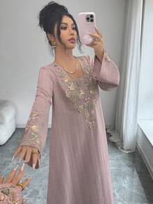 Yasmyna 女士方领长袖宽松提花亮片刺绣花卉贴花浪漫优雅阿拉伯风格连衣裙 - 粉色 - 查看 6