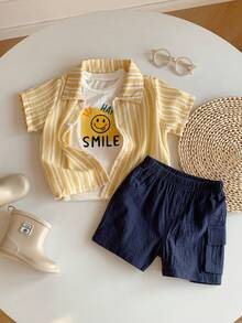 SHEIN Bộ 3 món đồ mùa hè thoải mái, dễ thương cho kỳ nghỉ - Áo sơ mi kẻ sọc vàng, áo phông trắng in họa tiết, quần short xanh dương, áo phông ngộ nghĩnh cho bé trai. - Nhiều màu - Xem 7