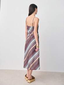 Nöista 蓝棕相间的条纹连衣裙，条纹位置各异，后背配有可调节肩带。适合春季、夏季穿着，也可作为度假装、沙滩度假装。 - 巧克力棕 - 查看 2