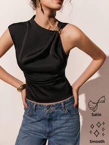 Poéselle Áo satin đen thanh lịch dành cho nữ, cổ bất đối xứng, xếp ly, không tay, dáng ngắn. - màu đen - Xem 5