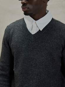 Musero 长袖V领针织套头衫，内置叠穿设计，冬季必备单品 - 深灰色 - 查看 6