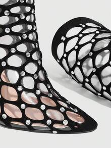 CUCCOO SZL بوت طويلة للفخذ ذات كعب سميك وتصميم مفتوح جذاب للحفلات والمناسبات، بوت موضة للربيع والعطلات الربيعية وعيد الفصح - أبيض وأسود - مشاهدة 5