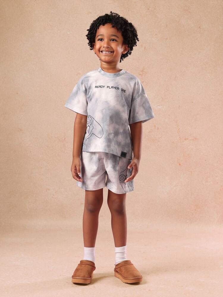 컨트롤러 프린트와 텍스트가 있는 타이다이 게임용 파자마