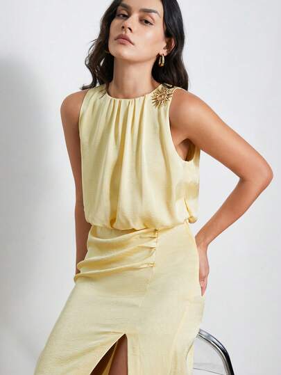 Aveloria Modichic Krämgul högglansig satinstrukturerad rund halsringning, rynkad midja, slits, elegant fransk chic-pendlingsklänning med asymmetriskt metallspänne, plisserad ärmlös