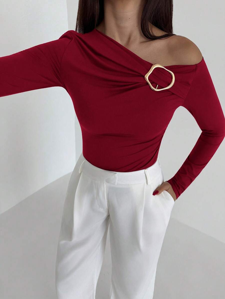 Aloruh 酒红色不对称领针织长袖T恤，女士休闲风格，扭结细节设计，红色不对称肩部上衣 - 酒紅色 - 查看 1
