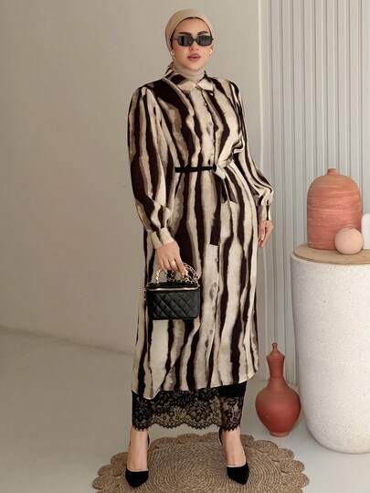 Dazy Plus Avslappnad lös asymmetrisk klänning med lång knytband i midjan, resortstil