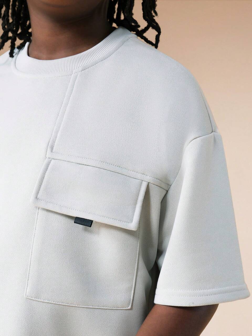 Camiseta oversized com bolso e gola redonda