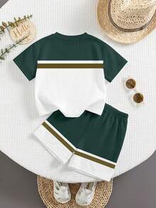 SHEIN Conjunto de camiseta infantil para bebê, modelo casual minimalista clássico, estilo universitário/esportivo, com cores contrastantes, modelagem solta e confortável, ideal para o verão. - Multicolorido - View 3