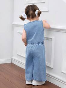 SHEIN Little Byeori HEIN 女童牛仔背带上衣和松紧腰裤两件套，儿童休闲度假波西米亚风家居服，毕业/派对/度假套装，秋季儿童休闲舒适装 - 淺色水洗藍 - 查看 2