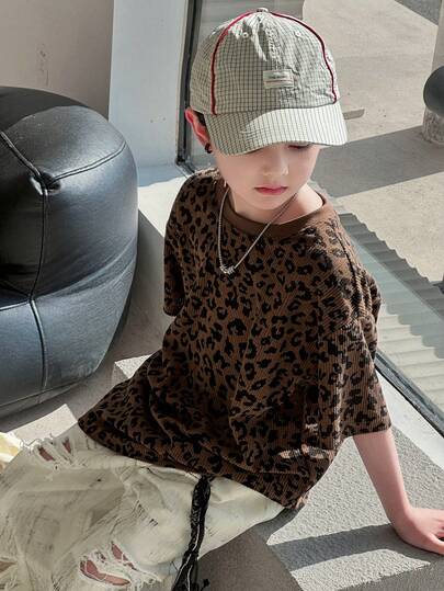 DAZY Camiseta casual de manga corta con cuello redondo y estampado de leopardo para niño preadolescente