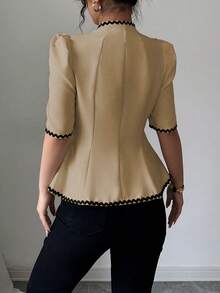 Elenzga 女士波点缎带短泡泡袖单排扣荷叶边下摆优雅衬衫 - 卡其色 - 查看 2