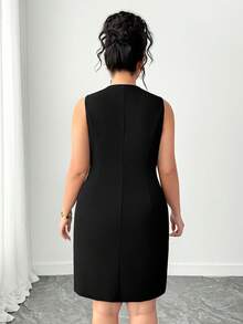 SHEIN Elenzya Đầm xẻ tà thanh lịch, tối giản, cỡ lớn dành cho mùa hè, với điểm nhấn là hàng cúc. - màu đen - Xem 2