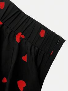 GlowEve CURVE 大码优雅心形半身裙，百搭休闲，适合度假穿着。不对称心形印花A字裙，高腰弹力腰带，舒适显瘦，尽显温柔、精致优雅的气质。适合通勤、日常穿着、夏季、派对、海滩、约会、毕业典礼、商务等各种场合，是情人节都市时尚的理想之选。 - 黑色 - 查看 4