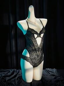 SpicyHot 一件式高密度蕾丝连体裤，深V领，三角形镂空，U型露背设计，具有收腰效果 - 黑色 - 查看 5