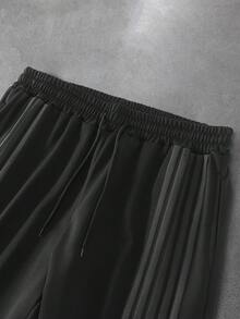 Manfinity Roghcode 男士抽绳腰带字母刺绣休闲百搭运动裤，适合秋冬季日常穿着；男士侧条纹阔腿运动裤 - 黑色 - 查看 5