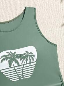 少女绿色椰树影子印花三件套背心泳衣，搭配绿色树叶影子印花短裤，防晒休闲两相宜。适合夏季度假、海滩游泳、海滩派对、游泳池、聚会、溪流、嘉年华、节日、假期、温泉等场合。少女热带风情套装，少女树叶印花背心泳衣套装，搭配沙滩短裤，少女椰树泳装，少女泳装套装，少女沙滩短裤，少女露脐上衣，夏季少女背心，棕榈树印花短裤，海岛女孩装扮 - 綠色 - 查看 4