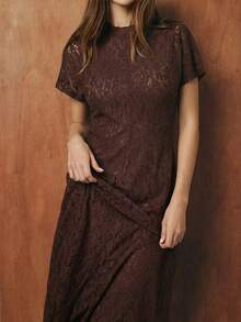 Maija 棕色蕾丝收腰连衣裙，优雅 - 棕色 - 查看 1