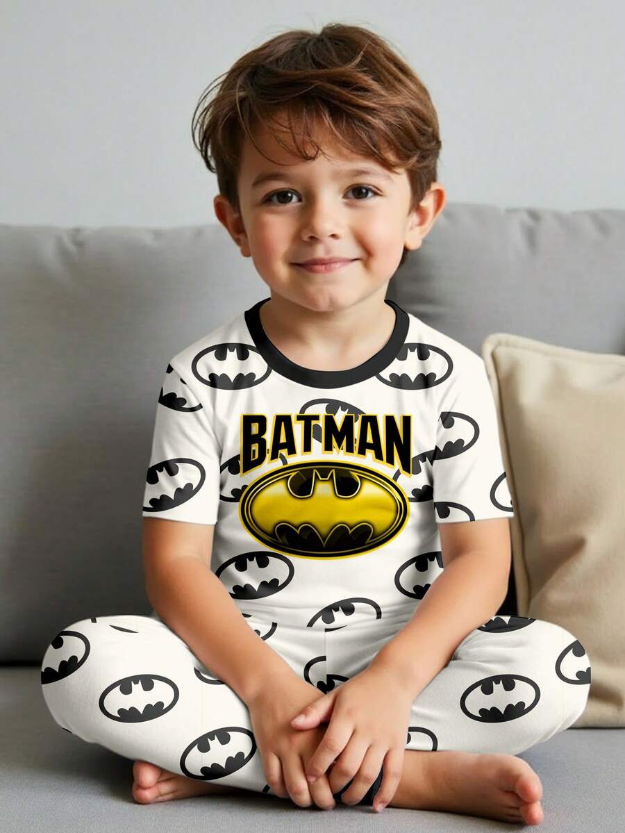 BATMAN X SHEIN Bộ đồ ngủ 2 món cho bé trai, kiểu dáng cổ điển, in logo, thoải mái, gồm áo tay ngắn và quần ngắn, thích hợp cho mùa xuân, hè và thu. - Nhiều màu - Xem 1