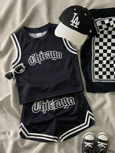 SHEIN Playful Pals 两件套男宝宝春夏街头运动风黑色网眼面料上衣，印有英文数字和字母，圆领无袖设计，搭配松紧腰短裤，适合男宝宝时尚穿搭、户外活动和拍照。
