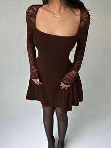 Aloruh فستان قصير مكشكش بخصر مطوي مع تصميم رقعة من الدانتيل وياقة مربعة للنساء - بني - مشاهدة 3