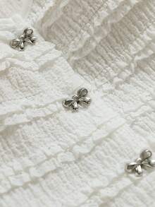 GlowEve 女士度假针织白色纹理V领T恤，精致蝴蝶结金属纽扣前开衩修身款，适合派对、嘉年华、下午茶、夏季休闲等场合 - 白色 - 查看 6