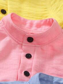 SHEIN Vintaside Kids 3件套幼儿男童服装，纯色简约纽扣半开领蓝色、白色、棕色编织休闲度假柔软舒适短袖上衣套装，适合日常、旅行、聚会、春夏季节穿着。 - 彩色 - 查看 4