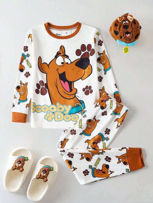 SCOOBY-DOO X SHEIN Set de 2 piezas de pijama informal de punto elástico y ajustado con estampado de perro de dibujos animados para niño, que incluye top de cuello redondo de manga larga y pantalones