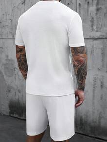 Manfinity CasualCool 男士纯色纽扣半开襟短袖T恤和抽绳腰短裤休闲套装 - 白色 - 查看 2