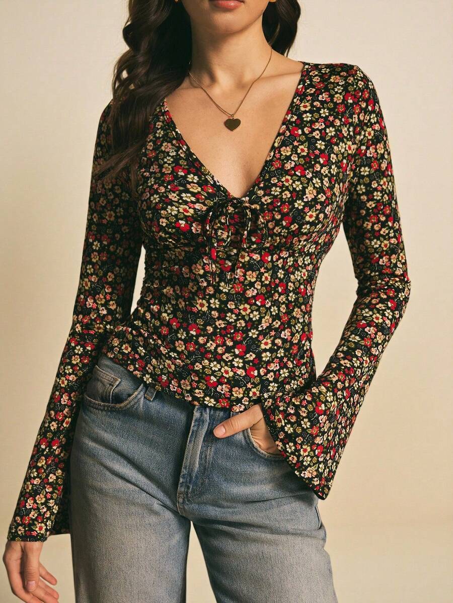 Poéselle Áo thun dài tay cổ chữ V buộc phía trước họa tiết hoa cho nữ - Áo thun Cottagecore cổ điển co giãn cho phong cách mùa thu Áo thun dài tay buộc phía trước họa tiết hoa cho nữ Áo cánh Cottagecore Áo thun hoa Y2k Áo cổ chữ V nhún bèo Áo thun Jersey ôm vừa vặn họa tiết hoa mùa thu cho nữ Áo thun dài tay cổ chữ V họa tiết hoa nhỏ xinh xắn, vừa vặn, thanh lịch, buộc phía trước - Nhiều màu - Xem 1