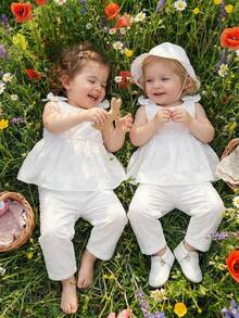 Souflis Souflis 女婴可爱休闲简约春季白色纹理编织面料吊带背心和宽松阔腿裤套装，饰有装饰性蝴蝶结肩部和荷叶边下摆，适合日常穿着、度假或休闲家庭聚会。 - 白色 - 查看 5