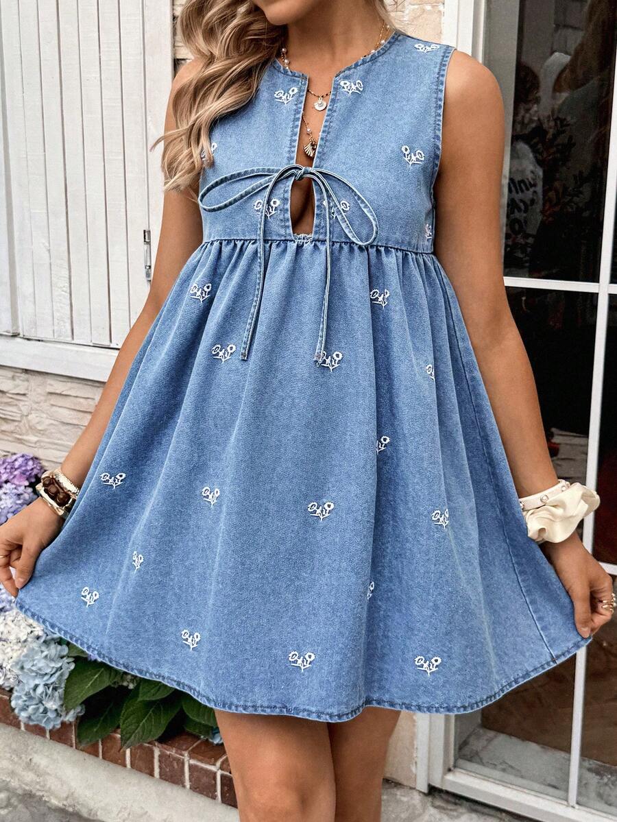 SHEIN 孕妇花卉刺绣前系带无袖性感牛仔连衣裙 - 藍色 - 查看 1