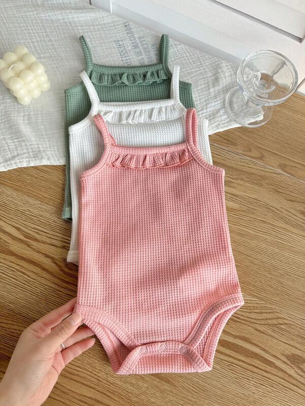SHEIN LMoss Kids Set de 3 piezas Pelele de verano casual de punto con volantes y tirantes para bebé recién nacido niño