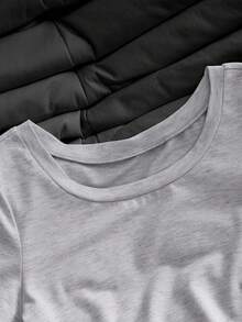 SHEIN 这款女童休闲运动风两件套上衣采用浅灰色弹力舒适针织面料，圆领短袖设计，搭配宽松直筒裤。提花字母图案增添独特韵味，使其成为日常穿着、上学、运动、旅行等各种场合的理想之选。适合春秋两季穿着。 - 灰色 - 查看 4