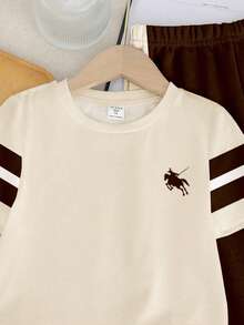 SHEIN Bộ đồ 2 mảnh cho bé trai phong cách tối giản, đa năng, cổ điển, phối màu thời trang, kiểu dáng preppy, gồm áo thun ngắn tay và quần dài in logo ngựa, thoải mái, thích hợp cho mùa xuân và mùa hè. - Nhiều màu - Xem 4